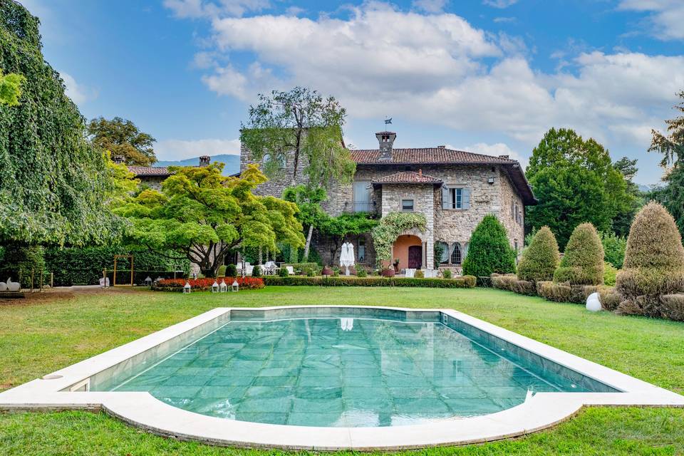 Scorcio della piscina nei giardini del Castello